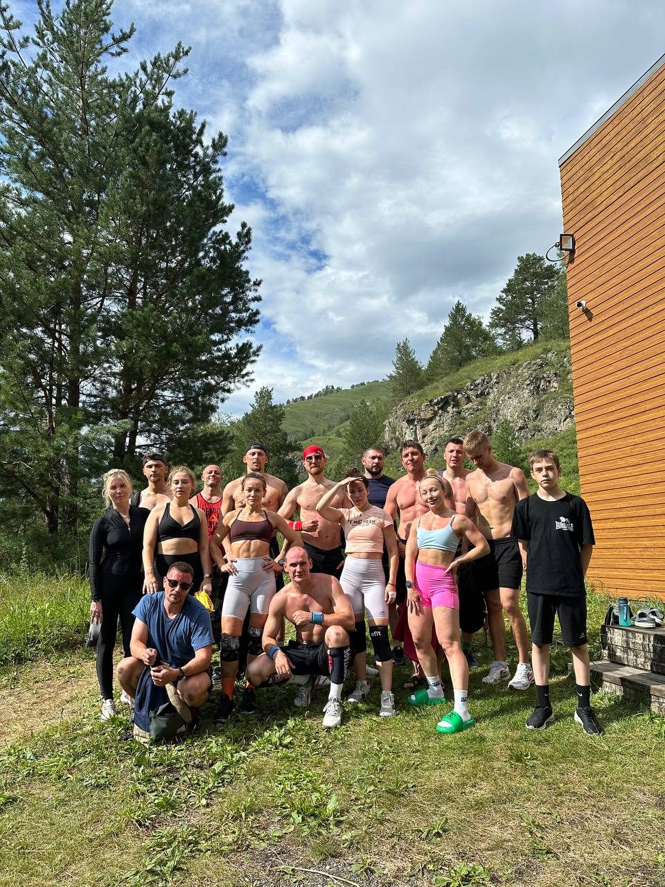Участники кроссфит-лагеря Berloga Camp в горах
